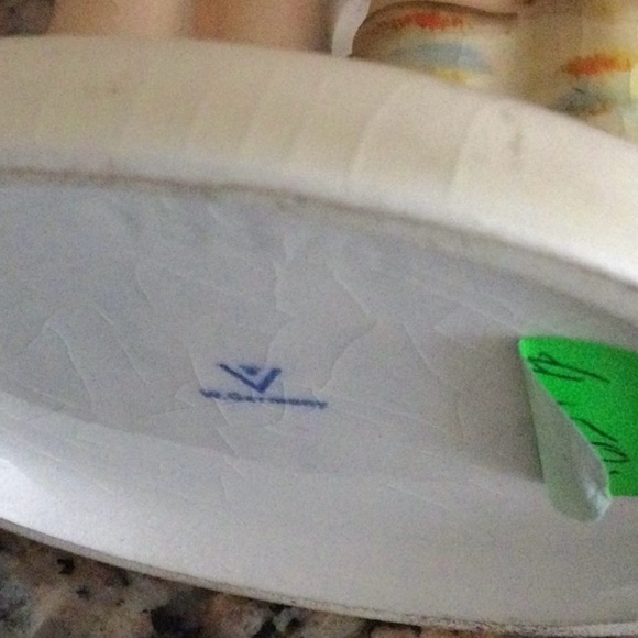 Goebel Hummel Figurine’s Waving Good Bye - Picture 9 of 9